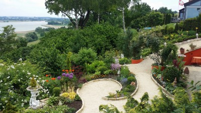 Offene Gartentüren für Blumenfreunde