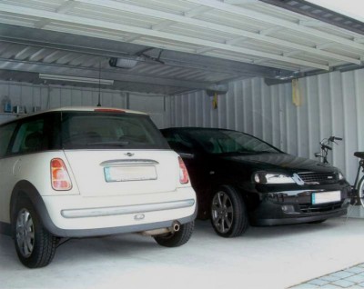 Chor singt Weihnachtslieder in Großraumgarage