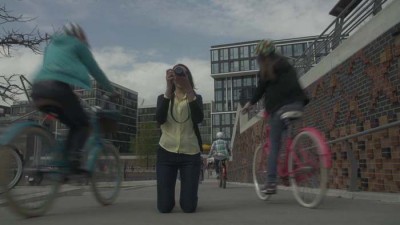 Schauspielerin Valeria Eisenbart übergibt Fahrrad-Bambi an junge Filmemacher
