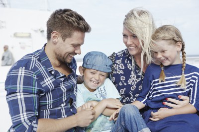 Gute Laune auf der Rückbank mit Tablet und Smartphone