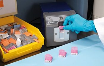 Etiketten und Fixiersystem für Einbettkassetten zur dauerhaften Kennzeichnung