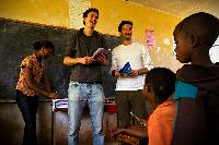 Nicht die Bohne unsozial: HHL-Absolvent unterstützt Afrika-Projekte mit Kaffee-Startup