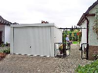 Nachbarschaftsrecht: Fertiggaragen in der Grenzbebauung mit noblen Exklusiv-Garagen