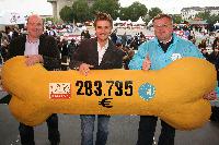 Riesenknochen, Riesenspende: FRESSNAPF Ã¼bergibt 283.735 Euro an den Deutschen Tierschutzbund