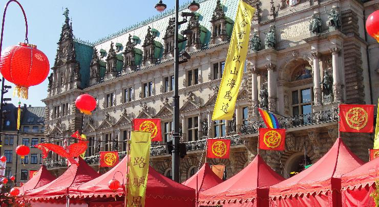Chinesische Ruhe auf dem Hamburger Rathausmarkt
