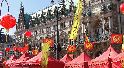 Chinesische Ruhe auf dem Hamburger Rathausmarkt