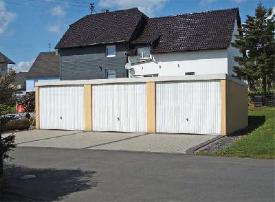 Brauchen Garagen eine Knautschzone? Auto donnerte ungebremst gegen Garage