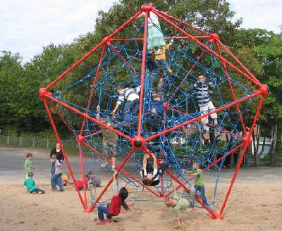 Das Kletternetz für den öffentlichen Spielplatz