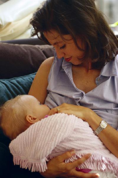 Stillen fördert das Immunsystem des Babys und ist der beste Schutz vor Erkältung  aber darf auch eine kranke Mutter stillen?