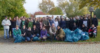 Vorbildliches Engagement für die Umwelt: 60 Auszubildende der Baur-Gruppe reinigen die Weismain.