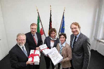 NRW-Apotheker überreichen Ministerin Steffens über 14.000 Unterschriften