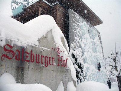 Eisklettern am Glücksfall - Der gefrorene Wasserfall an der Hauswand des Salzburger Hofs Leogang