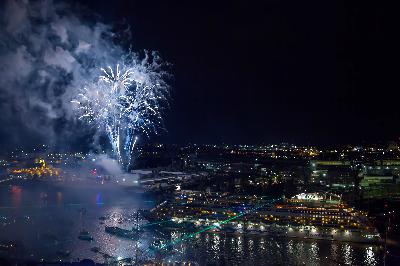 AIDA Feuerwerk krönte Hamburger Hafengeburtstag