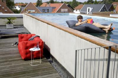 Freudenhaus Designkaufhaus sorgt mit schwimmendem Sitzsack Pool Bull für Aufsehen am Pool