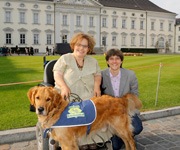 Hund beim Bundespräsidenten: Behindertenbegleithund Joschi und Besitzerin Eileen Moritz auf rotem Teppich
