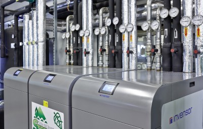 Prozesskühlung und Stromerzeugung für Kunststoff-Spritzgussmaschinen mit Adsorptionskältemaschinen und BHKW