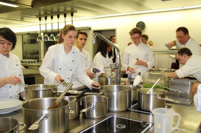 Studierende ließen beim Gala Dinner die Moleküle tanzen - Werk 34 freut sich über Spende