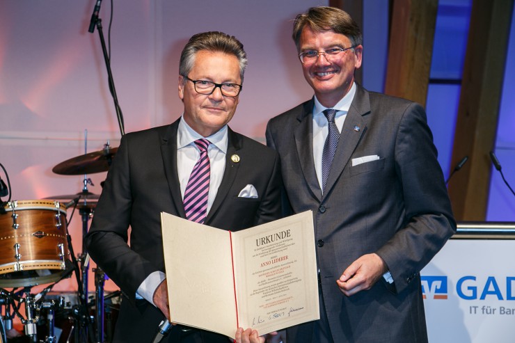 Anno Lederer erhält Raiffeisen/Schulze-Delitzsch-Medaille in Gold
