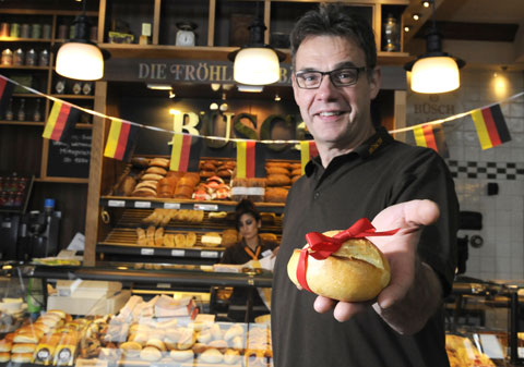 Besucherrekord nach WM-Aktion - Größte Geschenkaktion aller Zeiten brachte Bäckerei extremen Zulauf