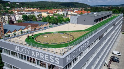 Laufstrecke mit Rekordlänge auf Gewerbegebäude eröffnet:  250-Meter-Laufstrecke ist spektakuläres Highlight auf dem 