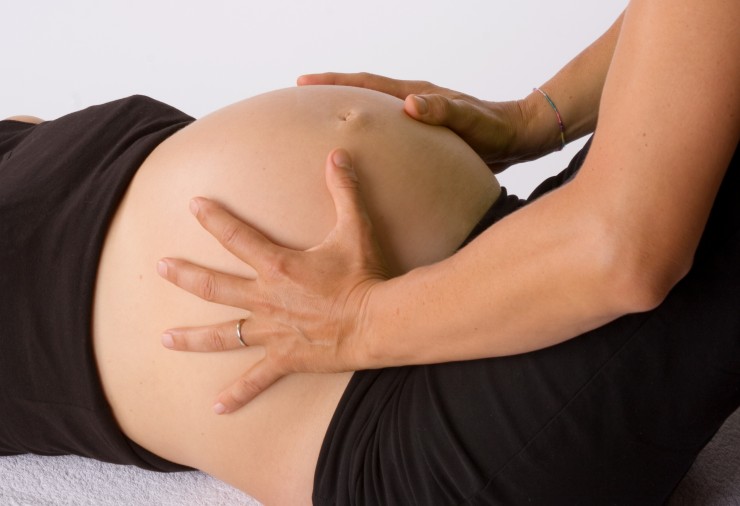 Forschung: Osteopathie hilft gegen Rückenschmerzen  während und nach der Schwangerschaft / Große Übersichtsstudie zeigt statistisch signifikante, klinisch relevante Erfolge