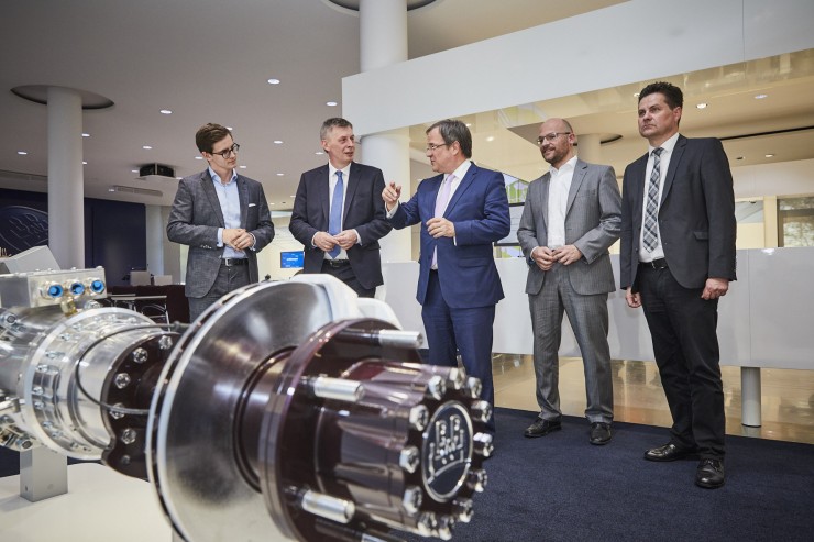 Ministerpräsident Armin Laschet besucht BPW in Wiehl als Vorzeigeunternehmen für E-Mobilität und Industrie 4.0 (mit Video)