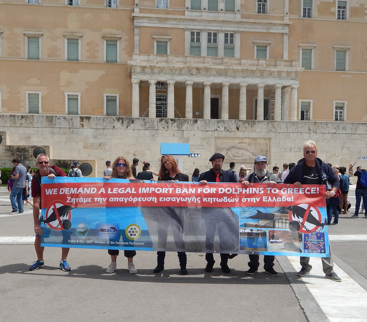 Wird Griechenland Delfin-Shows und Delfin-Importe nach Intervention deutscher Tierschützer mit EU-Abgeordneten stoppen? Eklat bei Zoobesuch in Athen