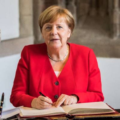 Nur geträumt: Ein Festakt zur Entlassung der Angela Merkel