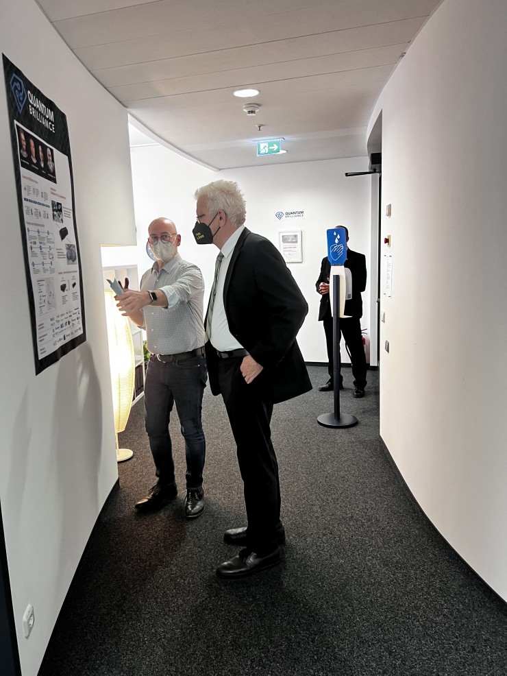 Baden-Württembergischer Ministerpräsident Winfried Kretschmann besucht Europazentrale von Quantum Brilliance in Stuttgart