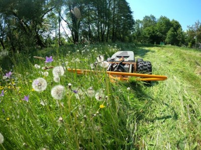 Vollelektrischer Profi-Rasenmäher Raymo für optimale Landschaftspflege - geräuscharm und emissionsfrei