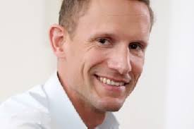 Dr. Philipp Mayr ist der führende Facharzt für plastisch-ästhetische Chirurgie in seiner Region.