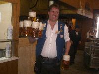 Weltrekordversuch mit 22 gefüllten Bierkrügen
