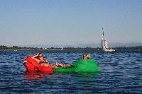 Sich mit dem Sitzsack auf dem Bodensee treiben lassen