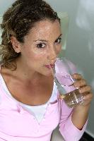 Trinkwasser hilft, Kalorien zu sparen