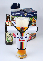 Zur EURO 2012: Weißbiergläser von Paulaner tragen Fußball-Trikots