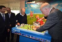 Ministerpräsident Seehofer begeistert sich für Playmobil-Fußballer und Playmobil-Kanzlerin