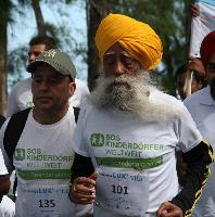 Marathon-Methusalem Fauja Singh (101) läuft für SOS-Kinderdörfer