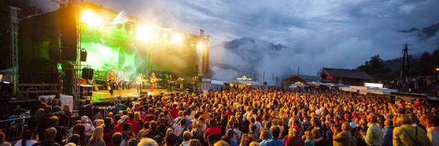 Die Schürzenjäger, ihre Gäste und Fans trotzten dem Regen und feierten gemeinsam eine Riesen-Party!