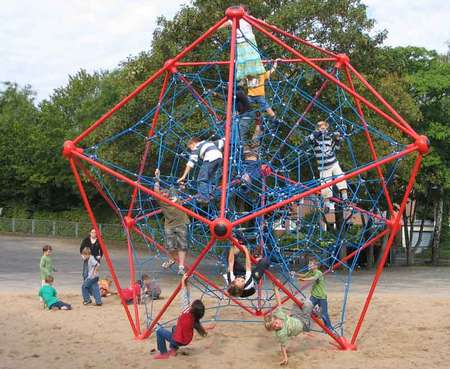 Das Kletternetz für den öffentlichen Spielplatz