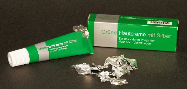 Grüne Hautcreme mit gemahlenem Blattsilber zur besonderen Behandlung der Haut bei Verletzungen