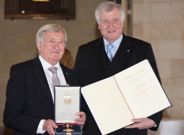 Großes Verdienstkreuz mit Stern für Staatsminister a.D. Hans Zehetmair