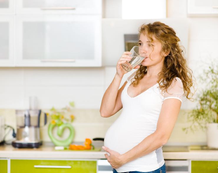 Bewusst trinken in der Schwangerschaft und Stillzeit
