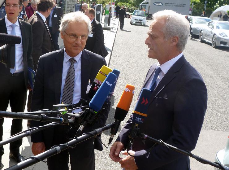 Vorfahrt für E-Autos am Alexanderplatz: Internationale Konferenz Elektromobilität der Bundesregierung in Berlin