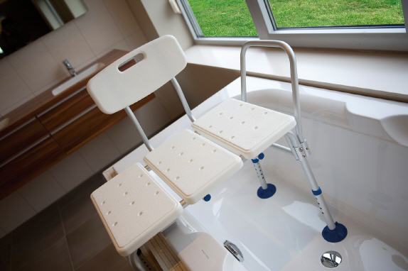 Badewannensitz und Haltegriffe für mehr Mobilität im Bad jetzt neu beim HMM Sanitätshaus