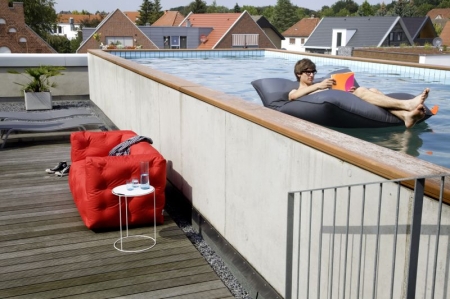 Freudenhaus Designkaufhaus sorgt mit schwimmendem Sitzsack Pool Bull für Aufsehen am Pool