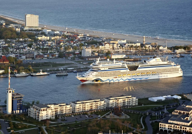 Kreuzfahrtreederei AIDA mit zwei Schiffen bei der 23. Hanse Sail