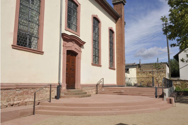 Kirche und Vorplatz überwinden Tristesse