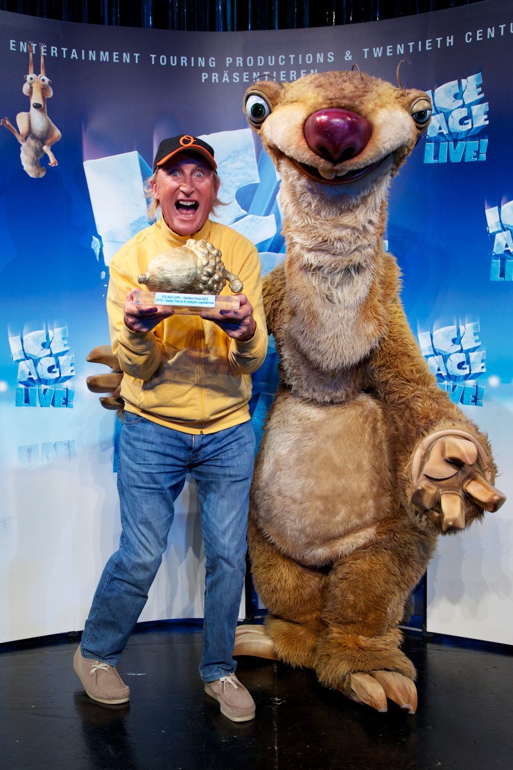 Ehrung für das beliebteste Faultier und die lustigste Lispelstimme: Sid und Otto Waalkes bei ICE AGE LIVE! mit begehrter Goldener Nuss ausgezeichnet